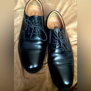 Gently worn Comfortable Black Dockers Men's Garfield Dress Cap Toe Oxford Shoes.